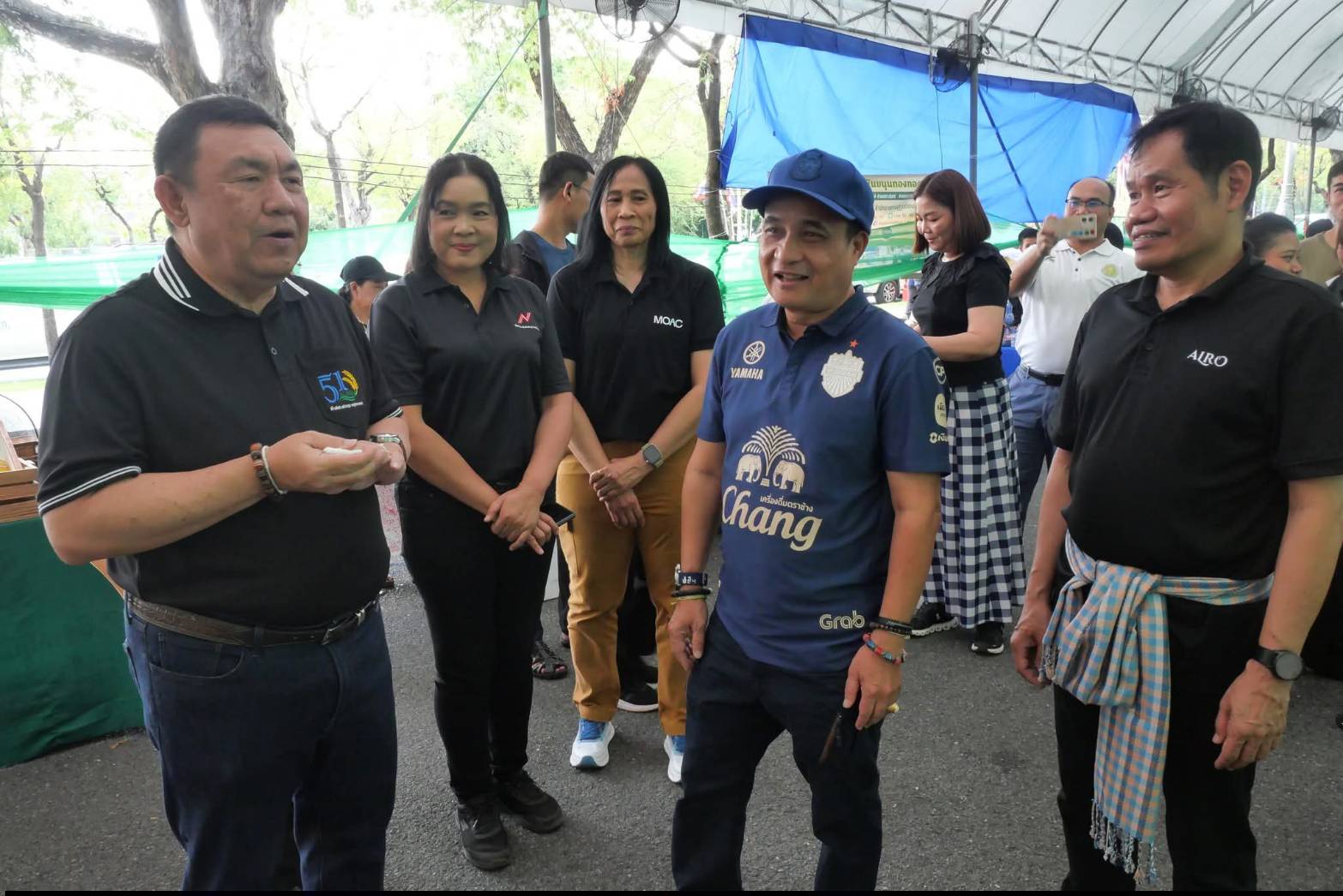 title - เลขาธิการ ส.ป.ก. เยี่ยมทักทายเกษตรกรและซื้อสินค้าในบรรยากาศวันสุดท้ายของการออกร้านขายสินค้า จากเขตปฏิรูปที่ดิน ส่งท้ายงานครบรอบ 51 ปี ส.ป.ก. ณ สำนักงานการปฏิรูปที่ดินเพื่อเกษตรกรรม